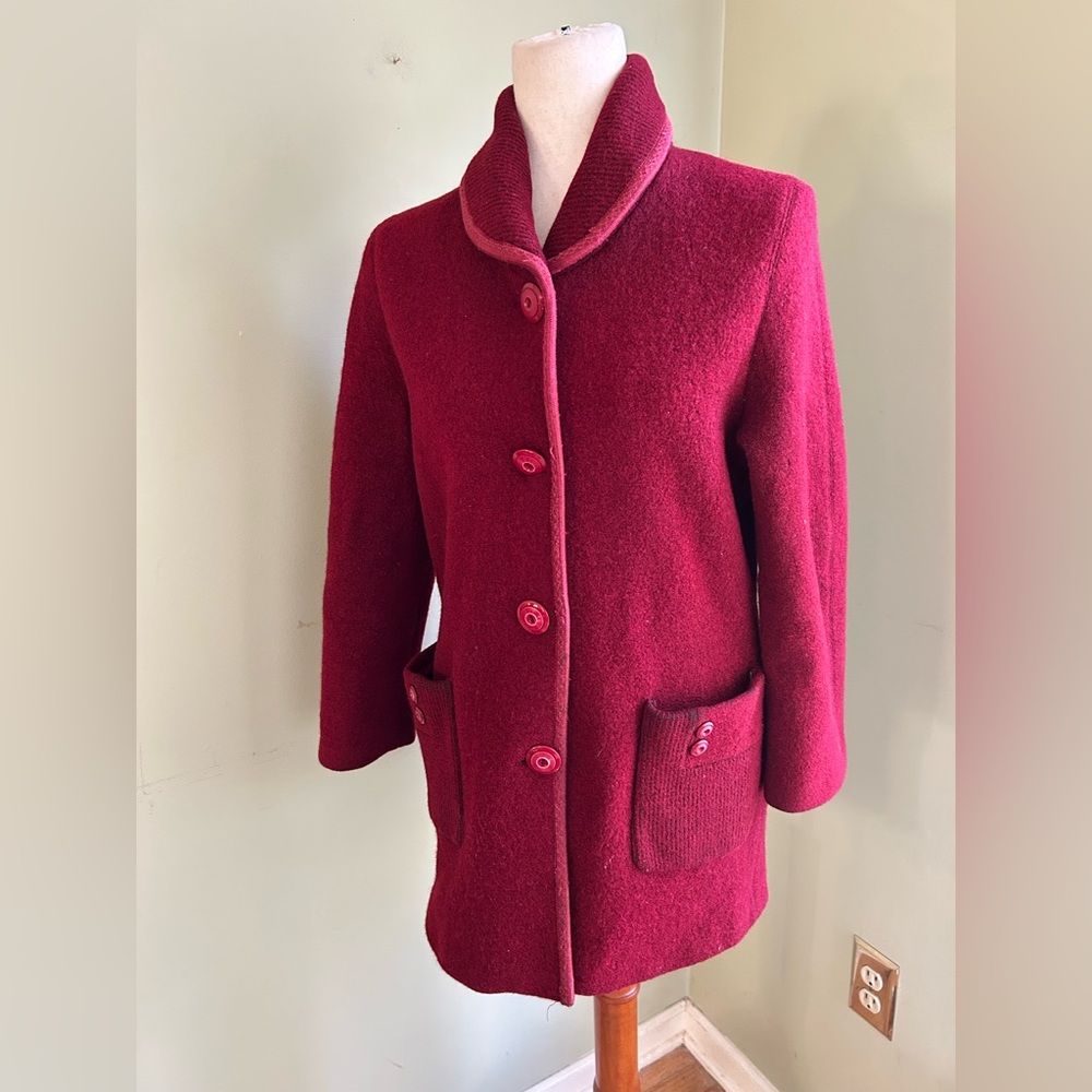 Vintage wool coat cranberry red size 2/4. Shawl neck, retro buttons,big pockets